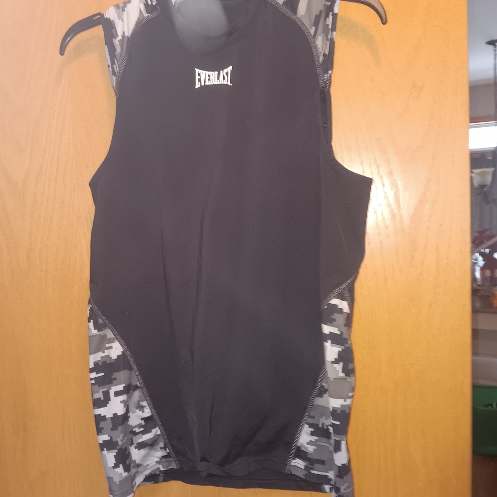 Mens Size Small, Everlast Black and Camouflage Swim Rash Guard